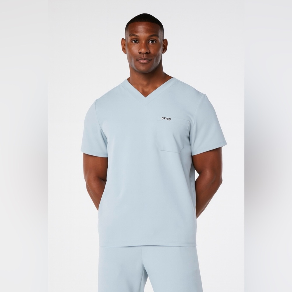 FIGS Men’s Leon Three-Pocket Scrub Top in Dusty Blue Color (NWT)